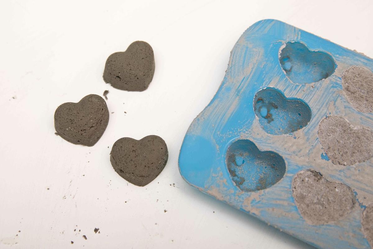molde de corazones relleno de cemento