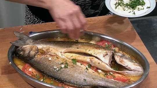 Añadimos ajo y perejil al pescado