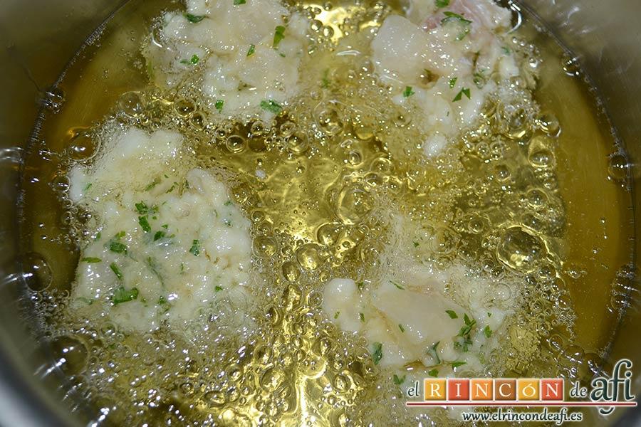 Buñuelos de bacalao, freír en una cacerola con abundante aceite