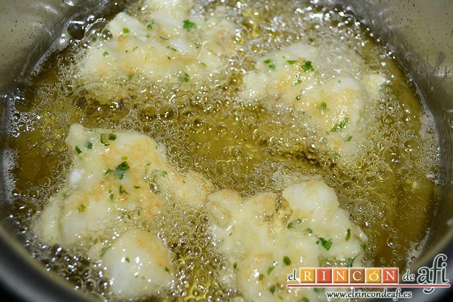 Buñuelos de bacalao, dorar por los dos lados