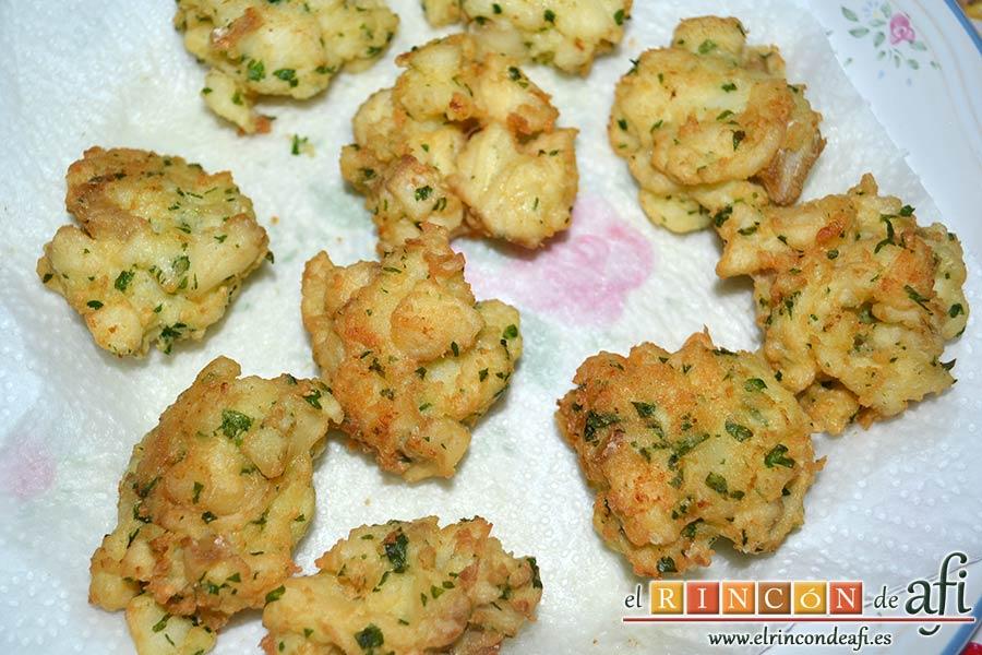 Buñuelos de bacalao, poner sobre papel absorbente para quitar el exceso de aceite