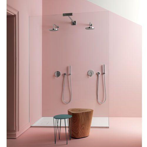 baño con azulejos rosa cuarzo