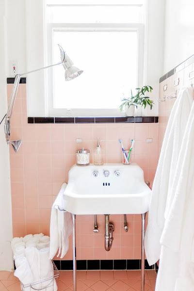 baño con azulejos rosa cuarzo