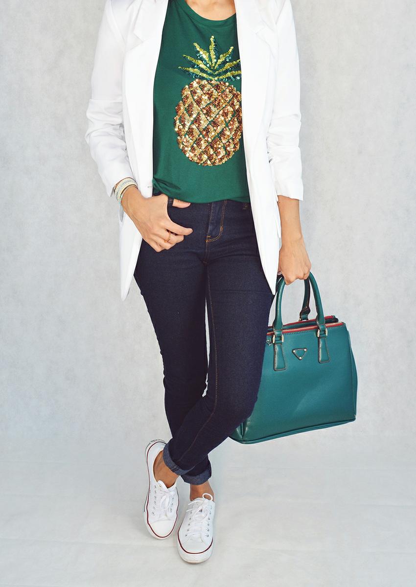 Look casual con camiseta estampada 11