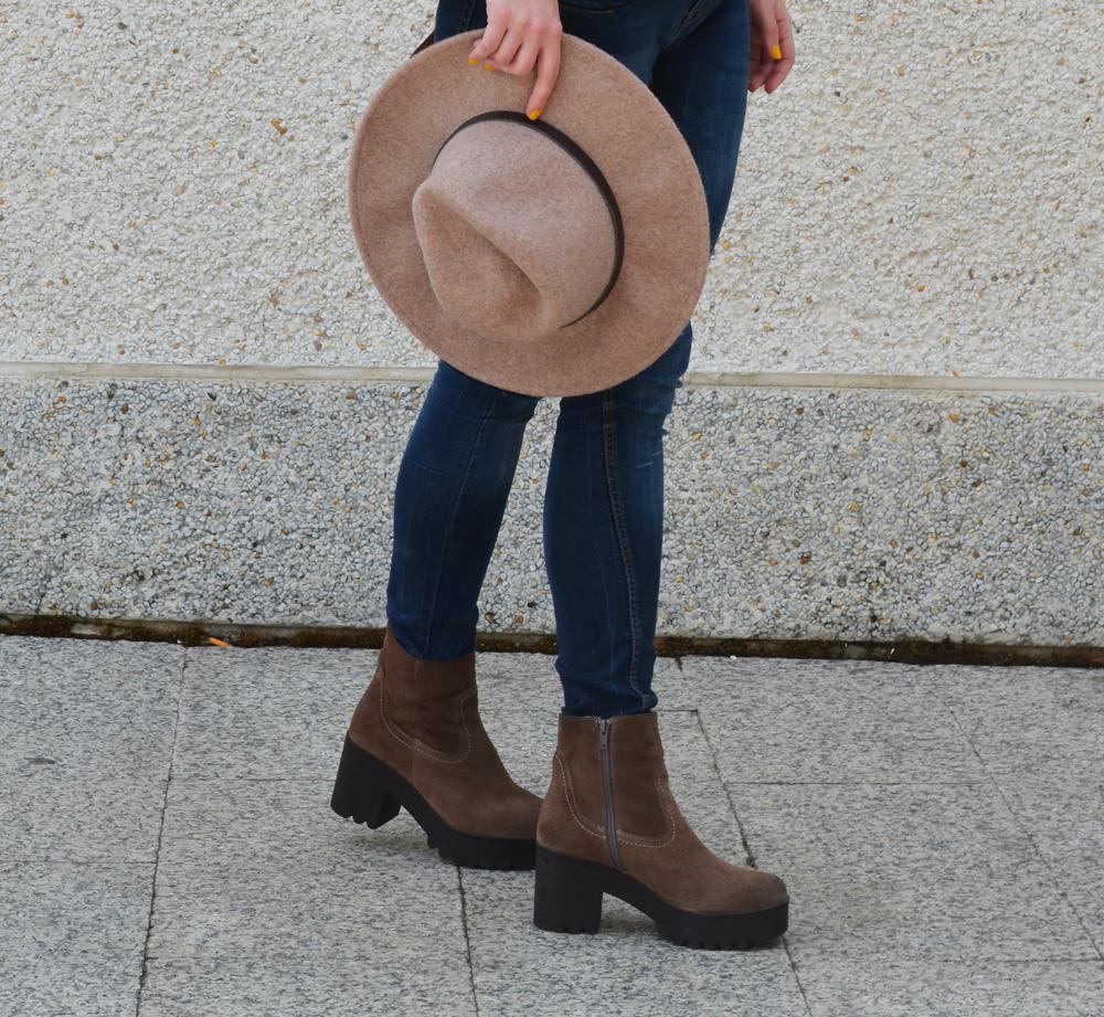 look botas serraje y sombrero