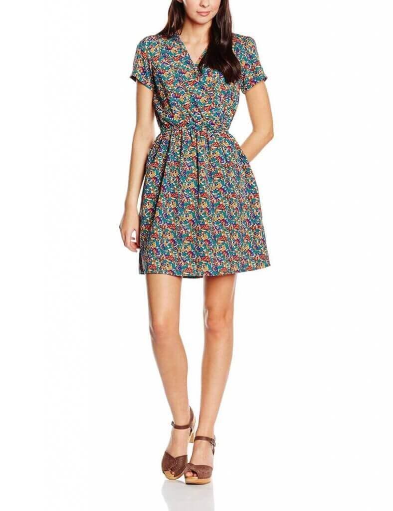 chica hipster con vestido corto