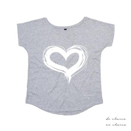 camiseta mujer gris corazon blanco 2 www.decharcoencharco.com
