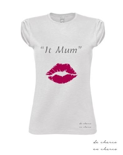 camiseta mujer it mum blanca labios fucsias 2 www.decharcoencharco.com