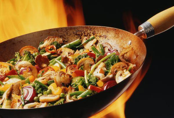 Pollo salteado al wok con verduras