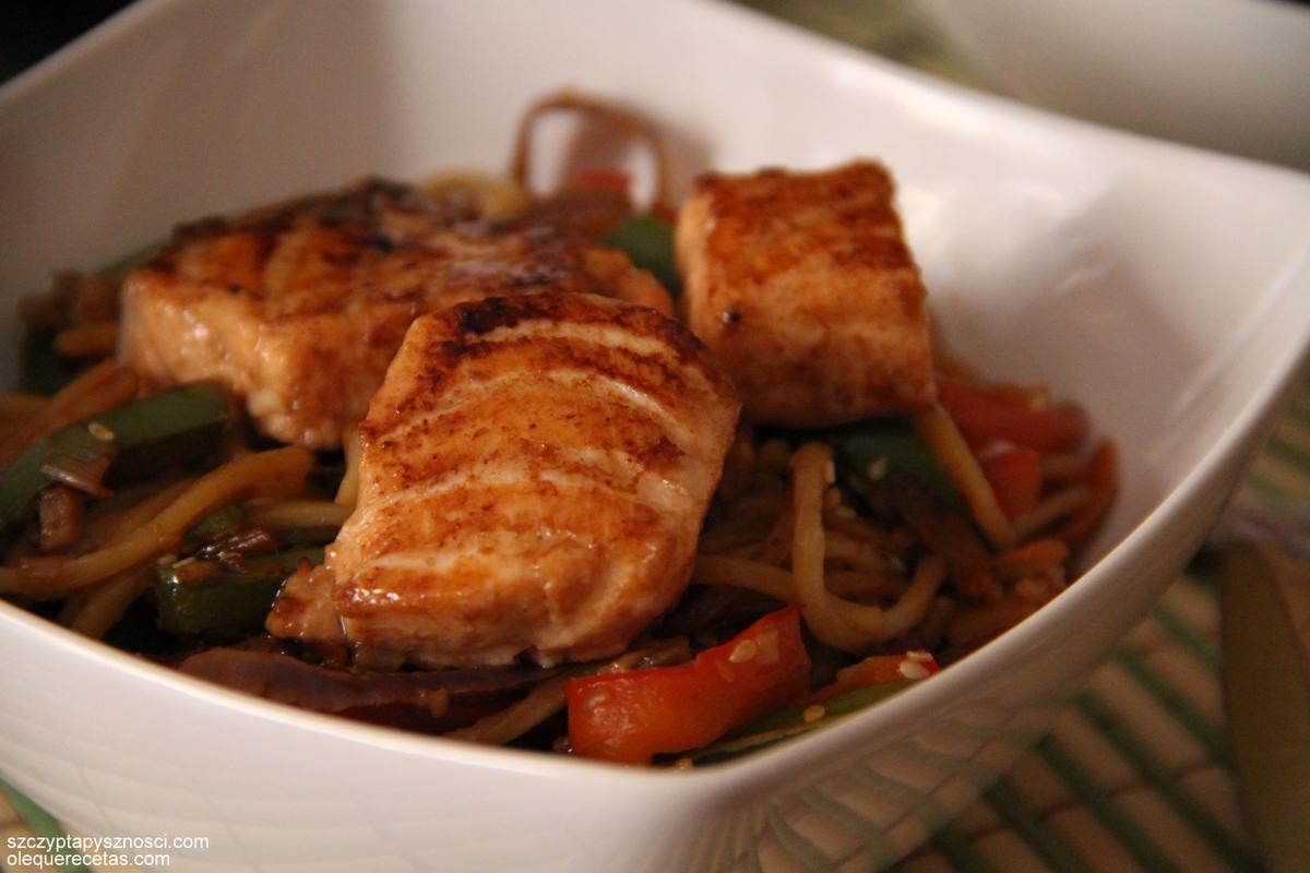 fideos chinos con salsa teriyaki y salmón