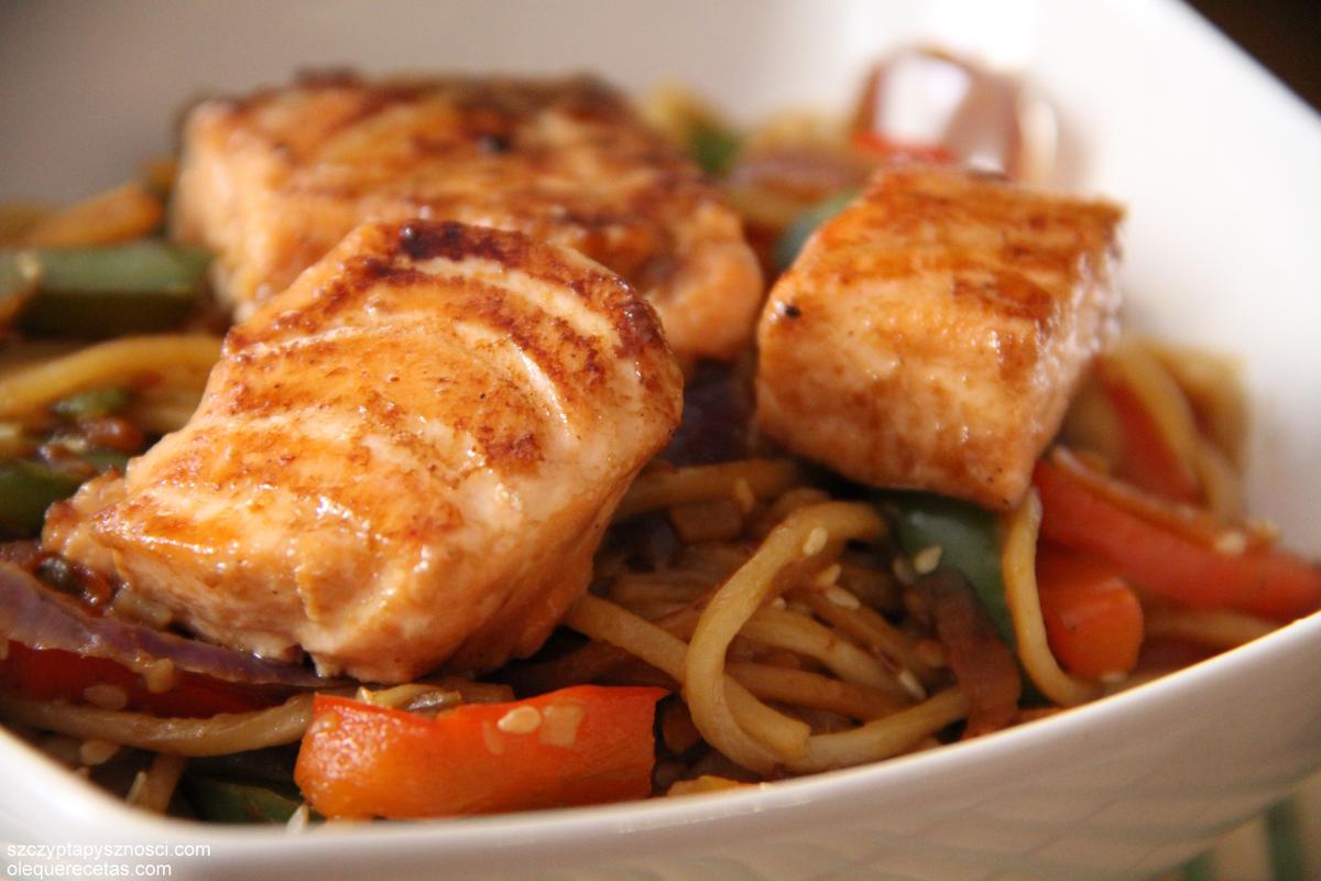 fideos chinos con salsa teriyaki y salmón