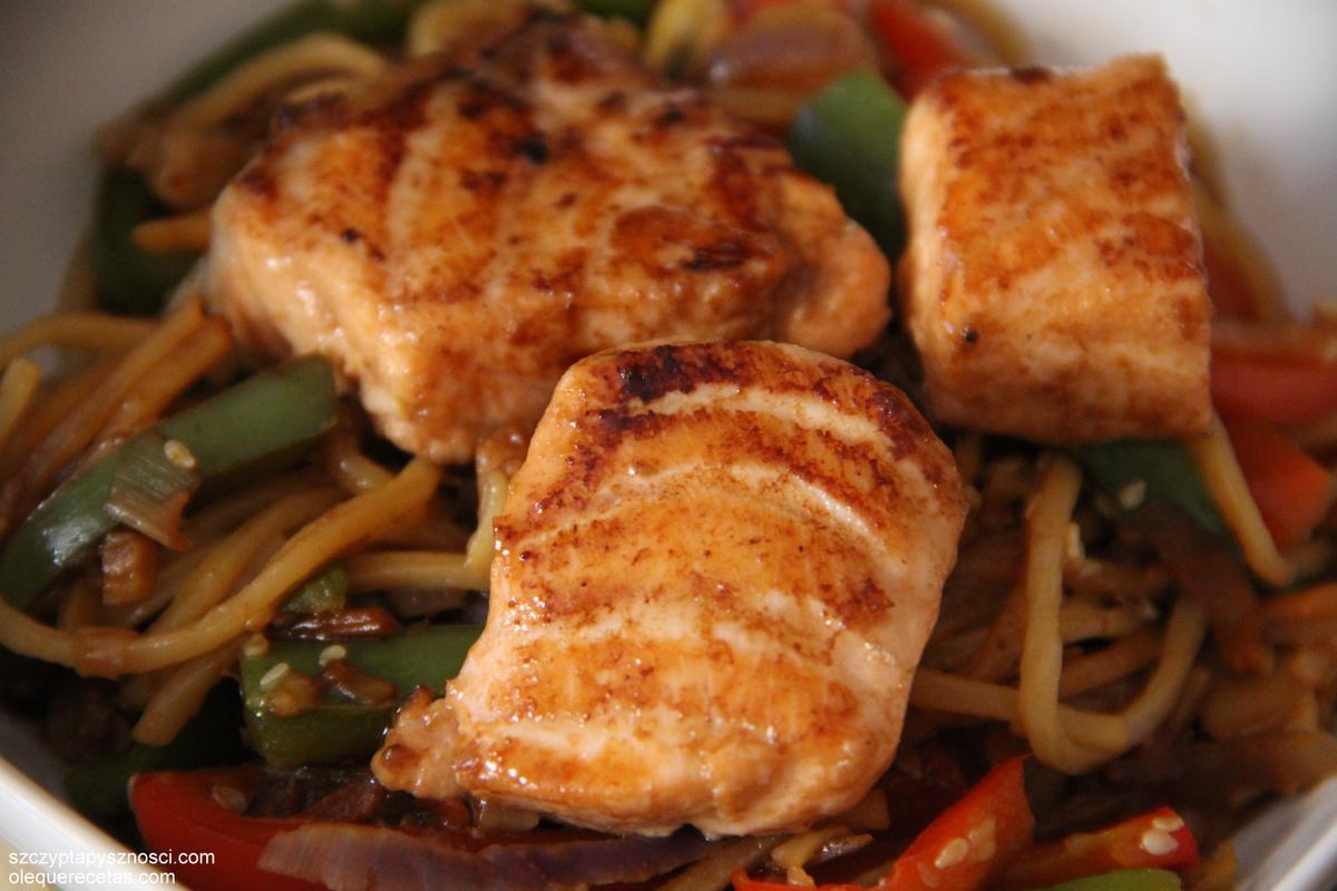 fideos chinos con salsa teriyaki y salmón