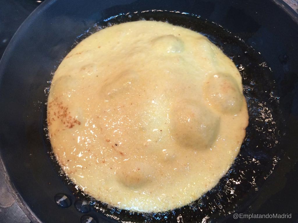 Freímos las tortillas de maíz unos segundos