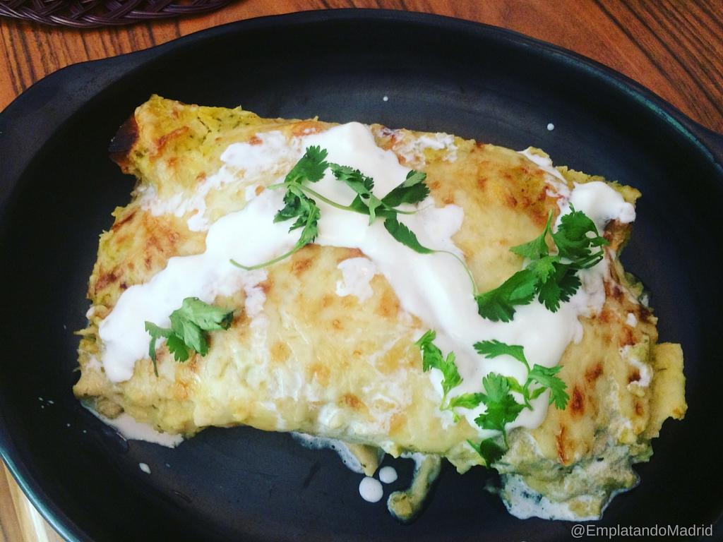 Sirve acompañado de nata (crema de leche) espesa, cilantro fresco y si quieres más salsa verde.