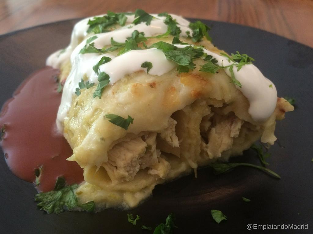 Deliciosa receta de enchiladas suizas, ricas, picantes y reconfortantes.