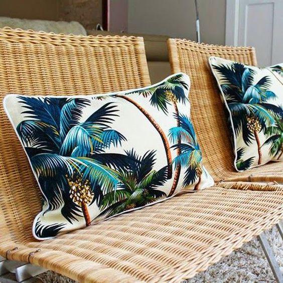 alt="estampados tropicales en decoración"