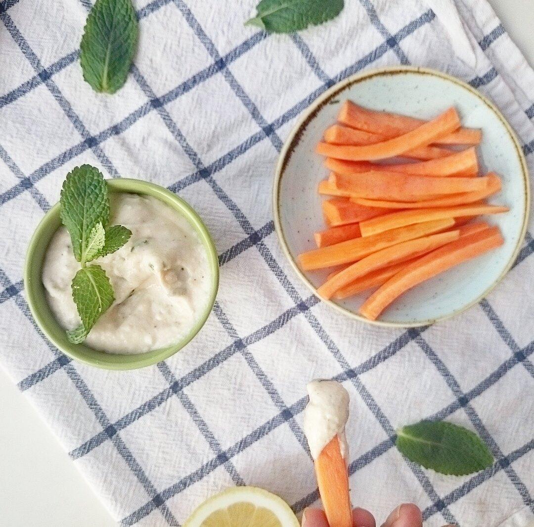 Paté de alubias blancas a las finas hierbas con crudités