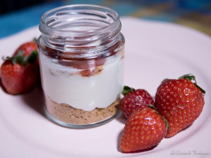 Tartita de nata (crema de leche) con fresas caramelizadas