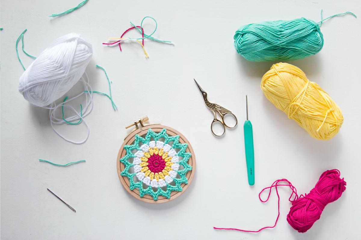 Como hacer un mini mandala de ganchillo (y ponerlo súper mono, en un bastidor) por "I am a Mess Blog"