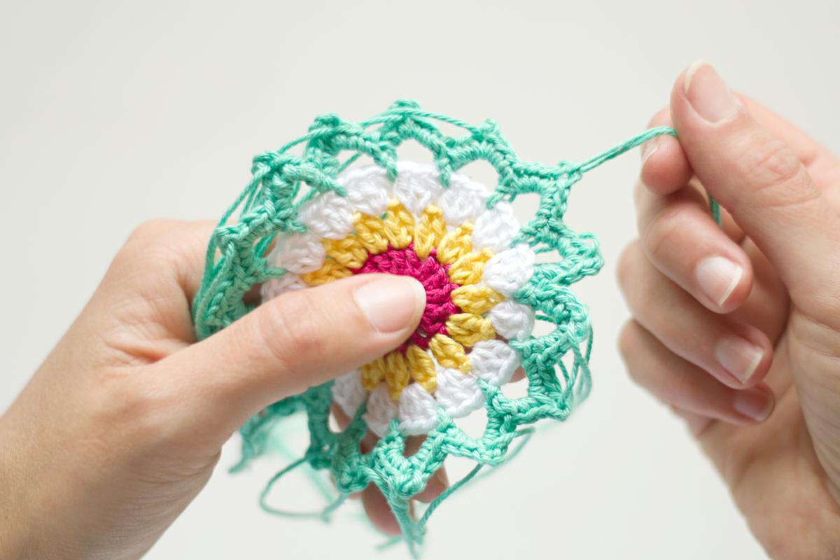 mandala de crochet en bastidor