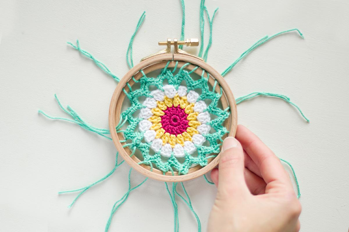 Como hacer un mini mandala de ganchillo (y ponerlo súper mono, en un bastidor) por "I am a Mess Blog"