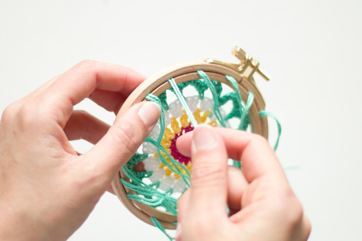 Como hacer un mini mandala de ganchillo (y ponerlo súper mono, en un bastidor) por "I am a Mess Blog"