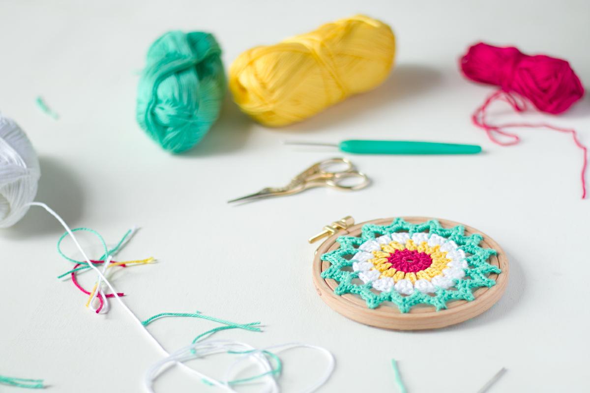 Como hacer un mini mandala de ganchillo (y ponerlo súper mono, en un bastidor) por "I am a Mess Blog"