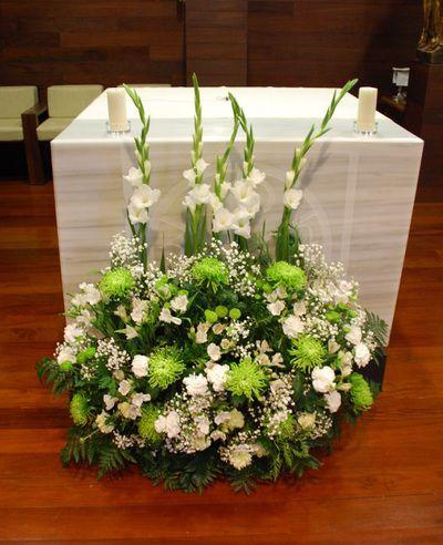 Decoración floral en la iglesia | Bodas