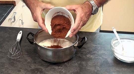 Añadimos cacao a la leche