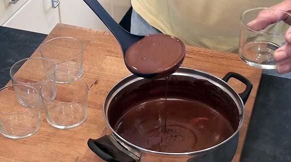 Ponemos las natillas en los recipientes