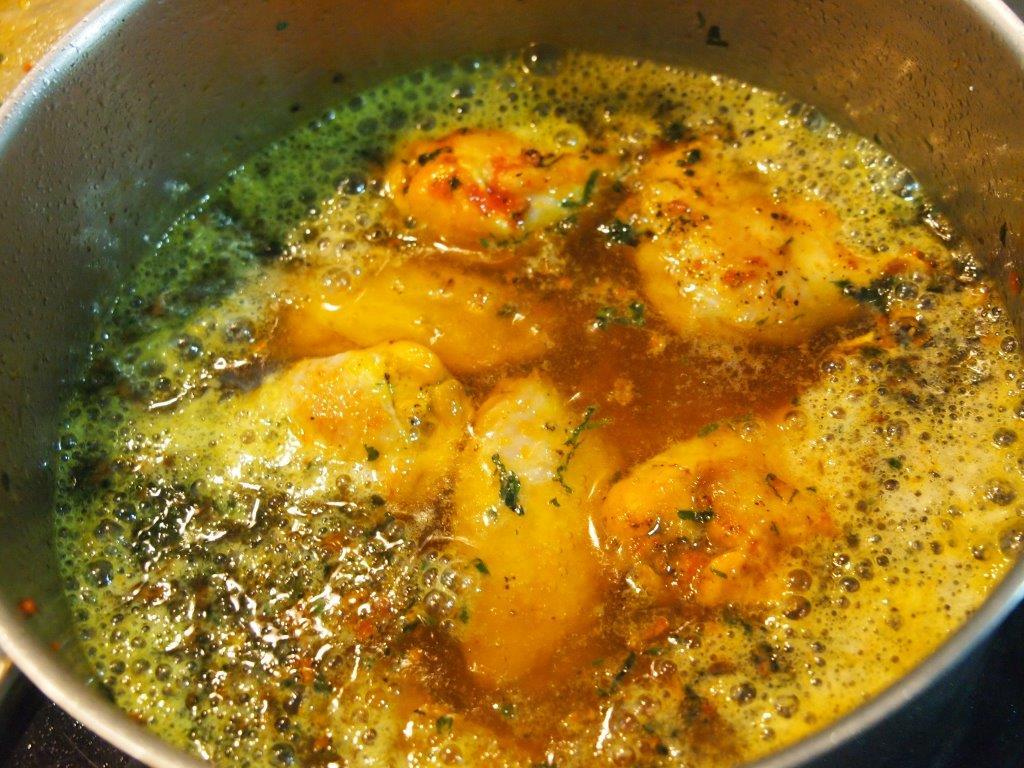 Pollo con setas y patatas amarillas