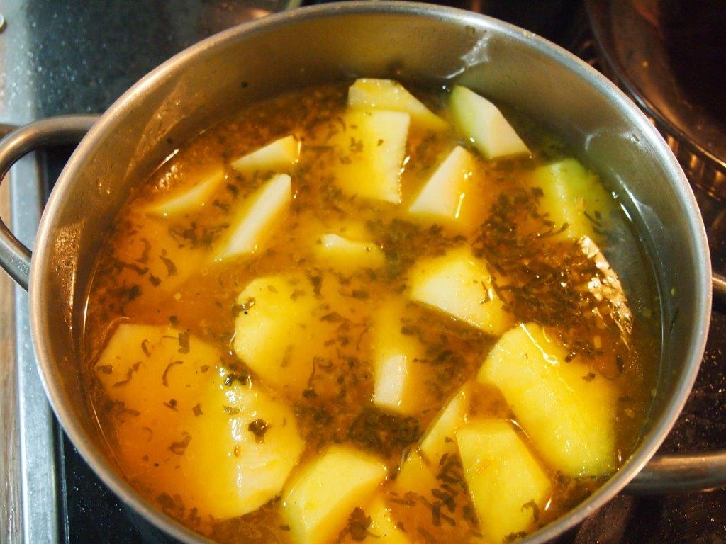 Pollo con setas y patatas amarillas