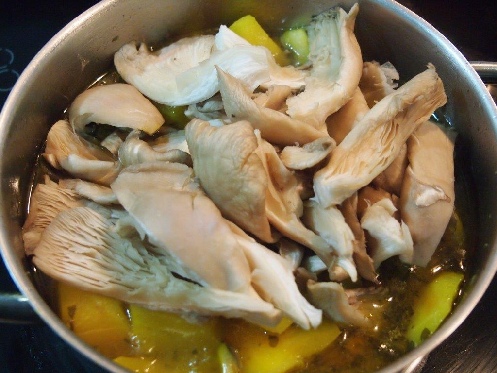 Pollo con setas y patatas amarillas