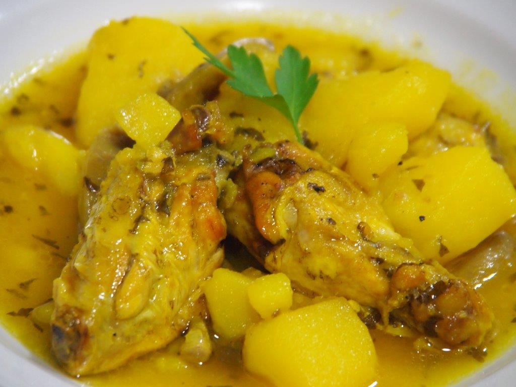 Pollo con setas y patatas amarillas