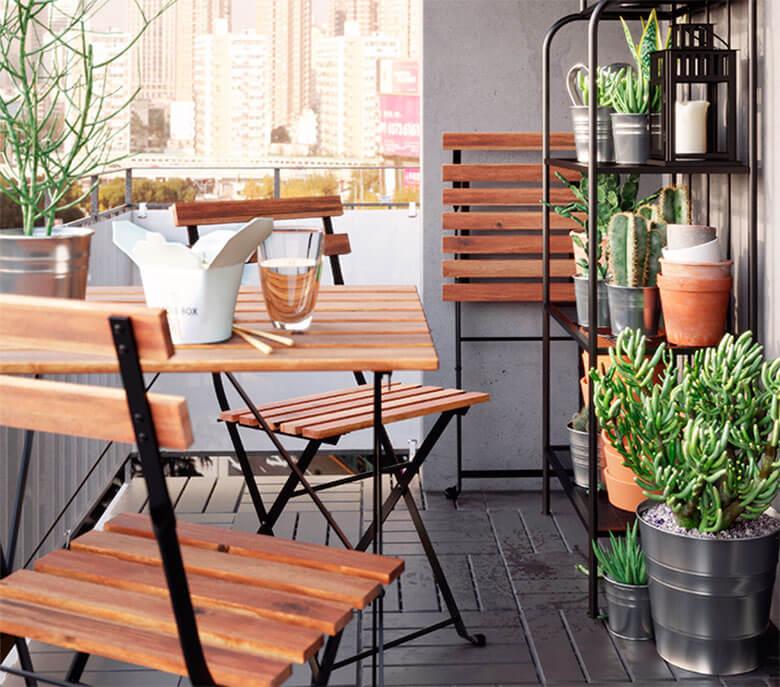 Balcón pequeño decorado por Ikea