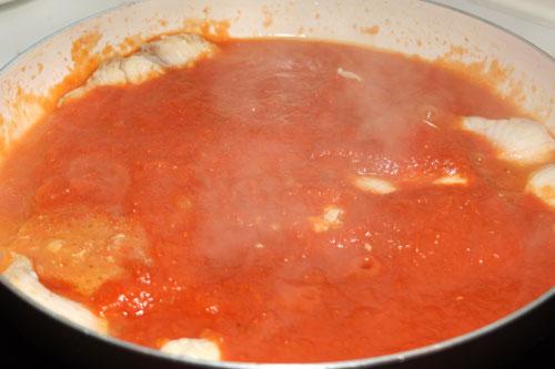 agregar-el-tomate-y-el-cazon