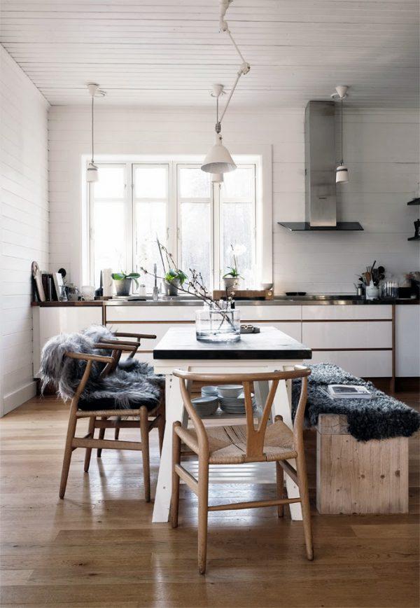 Stilinspiration kitchen with a bench and Wegner chairs