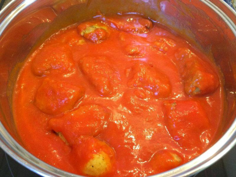 Bacalao con tomate hirviendo