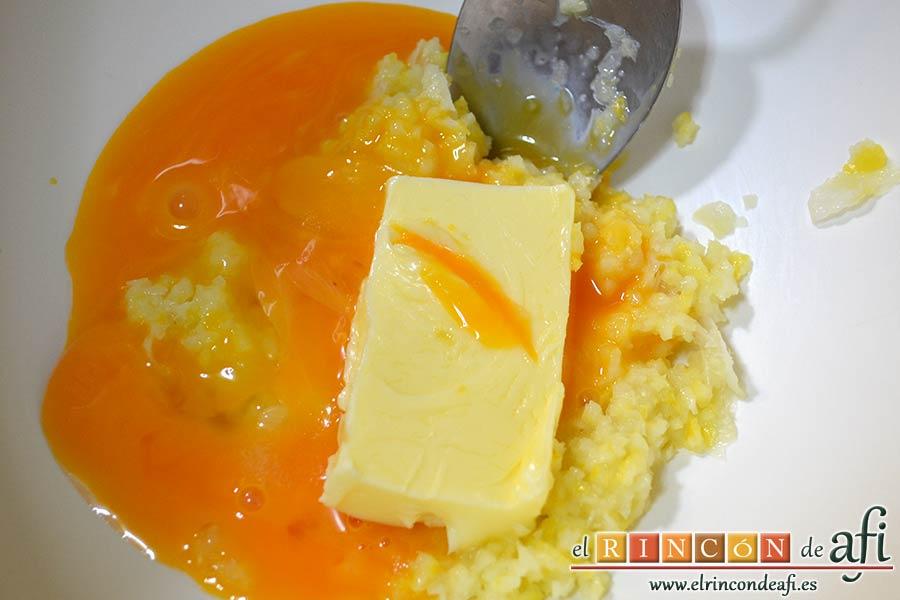 Pudin de limón, en un bol ponemos el limón triturado y añadimos las yemas de huevo y la mantequilla en pomada