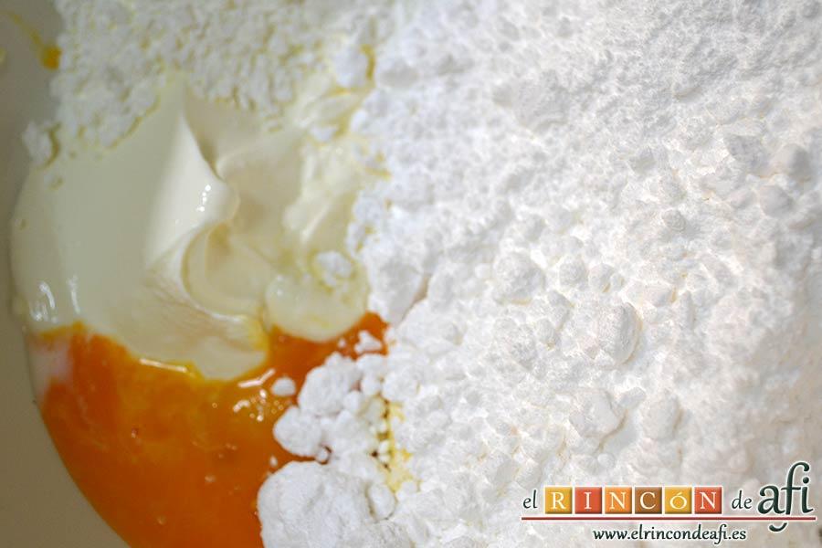 Pudin de limón, añadir el azúcar glass y la crema fresca