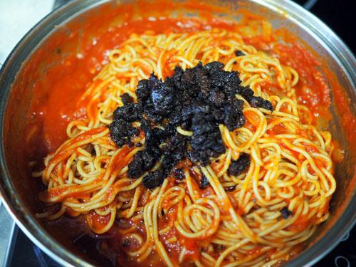 mezclar-los-ingredientes-con-la-pasta