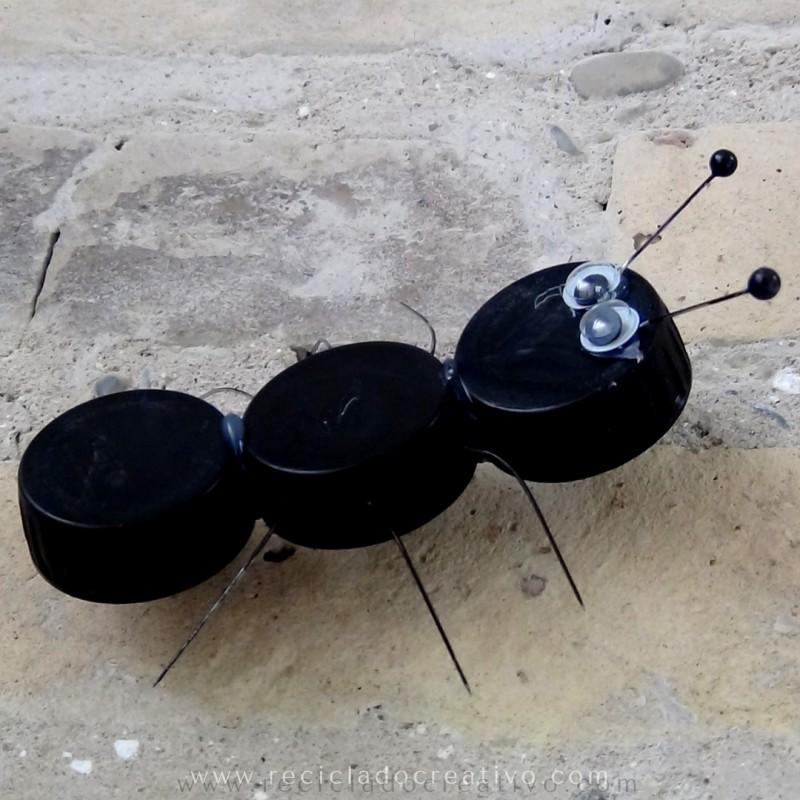 Hormiga y animales con tapones de botellas reciclados