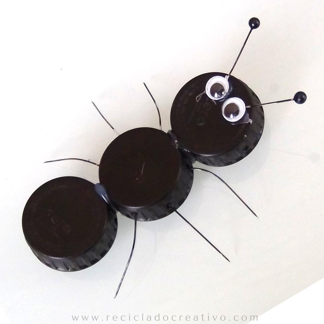 Hormiga y animales con tapones de botellas reciclados