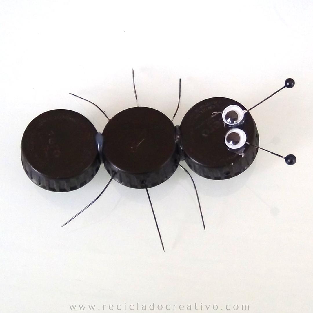 Hormiga y animales con tapones de botellas reciclados