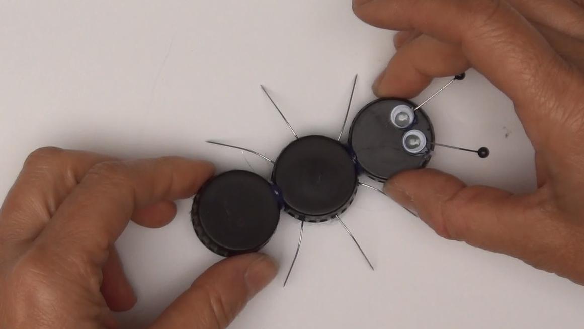 Hormiga y animales con tapones de botellas reciclados