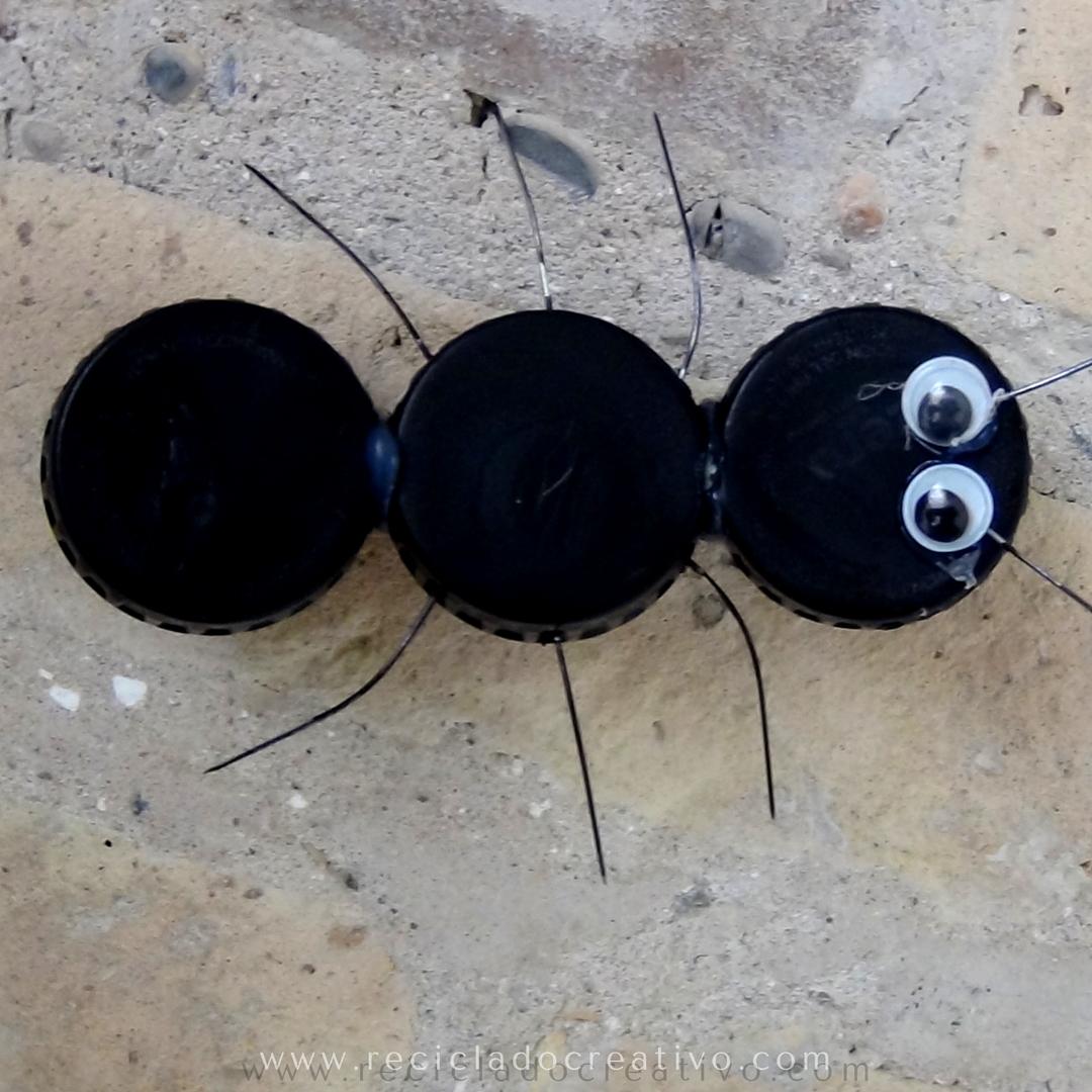 Hormiga y animales con tapones de botellas reciclados