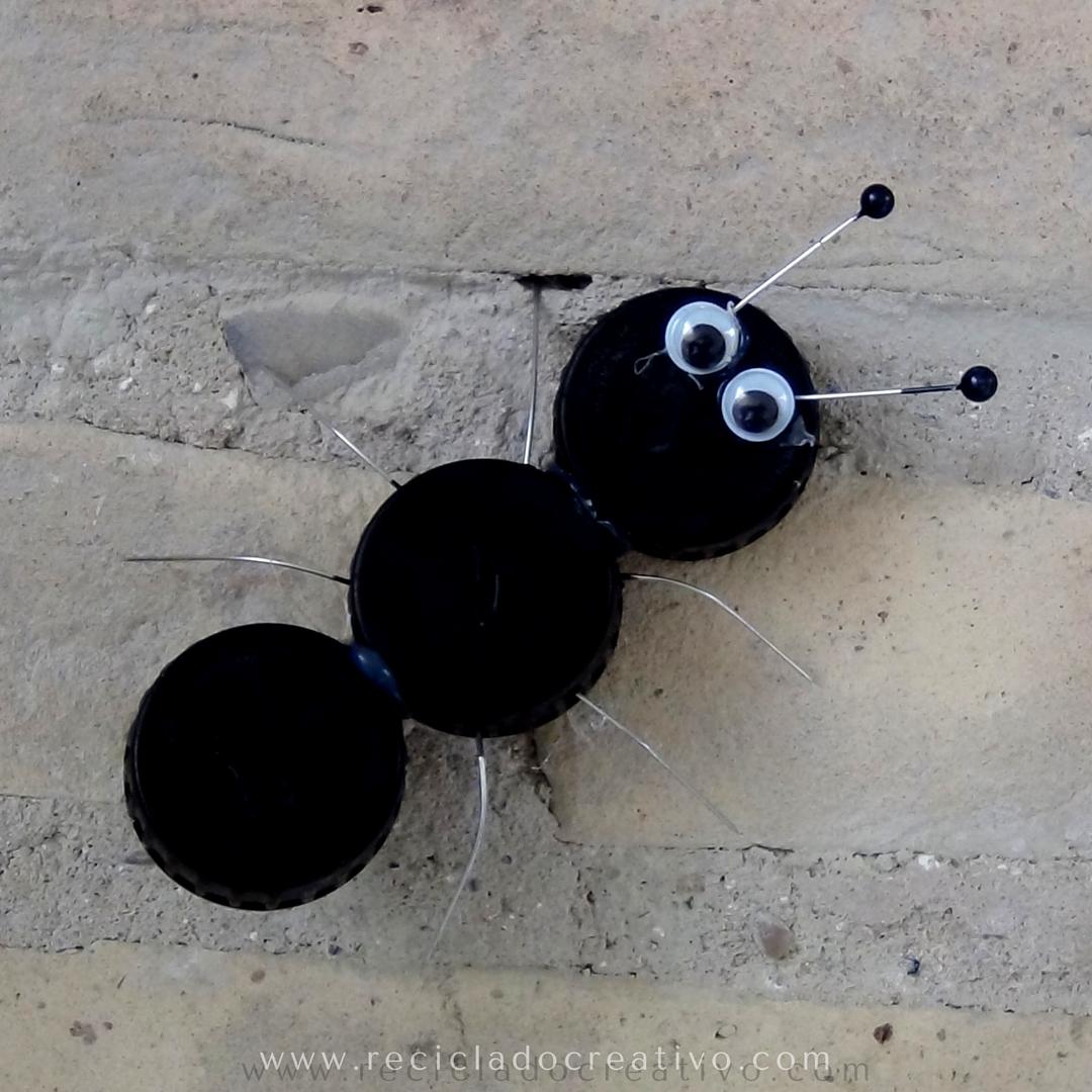 Hormiga y animales con tapones de botellas reciclados
