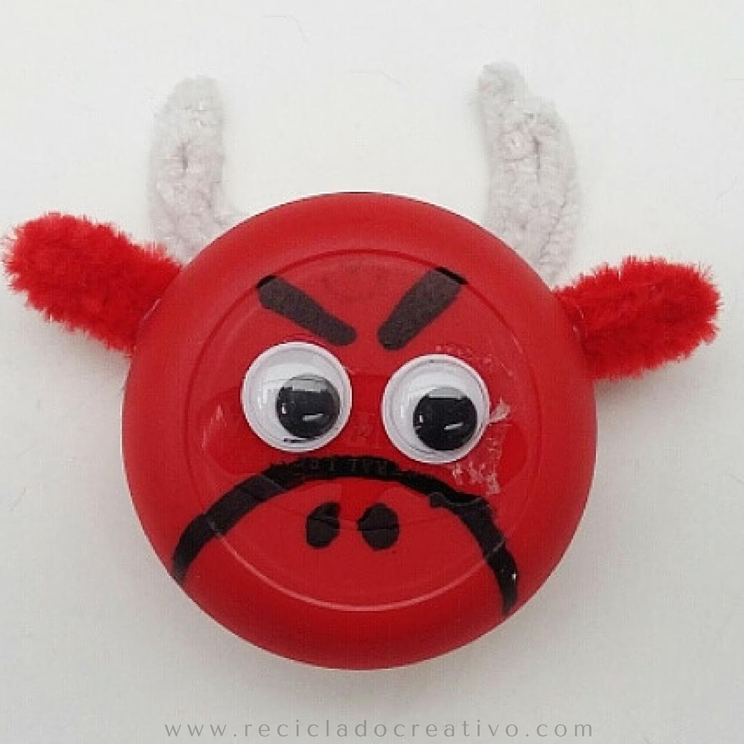 Toro con un tapón de botella de plástico