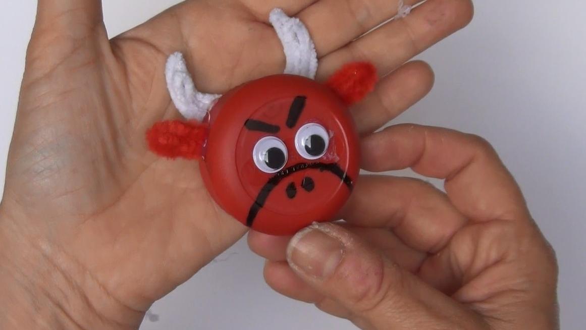 Toro con un tapón de botella de plástico