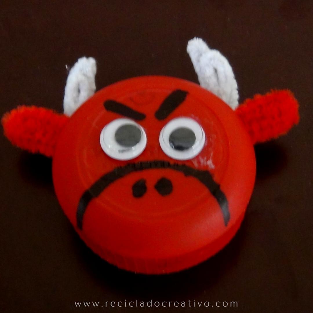 Toro con un tapón de botella de plástico